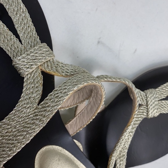 LK Bennett Sz 9 Open Toe T-Strap Gold Flat Sandals - Picture 14 of 15